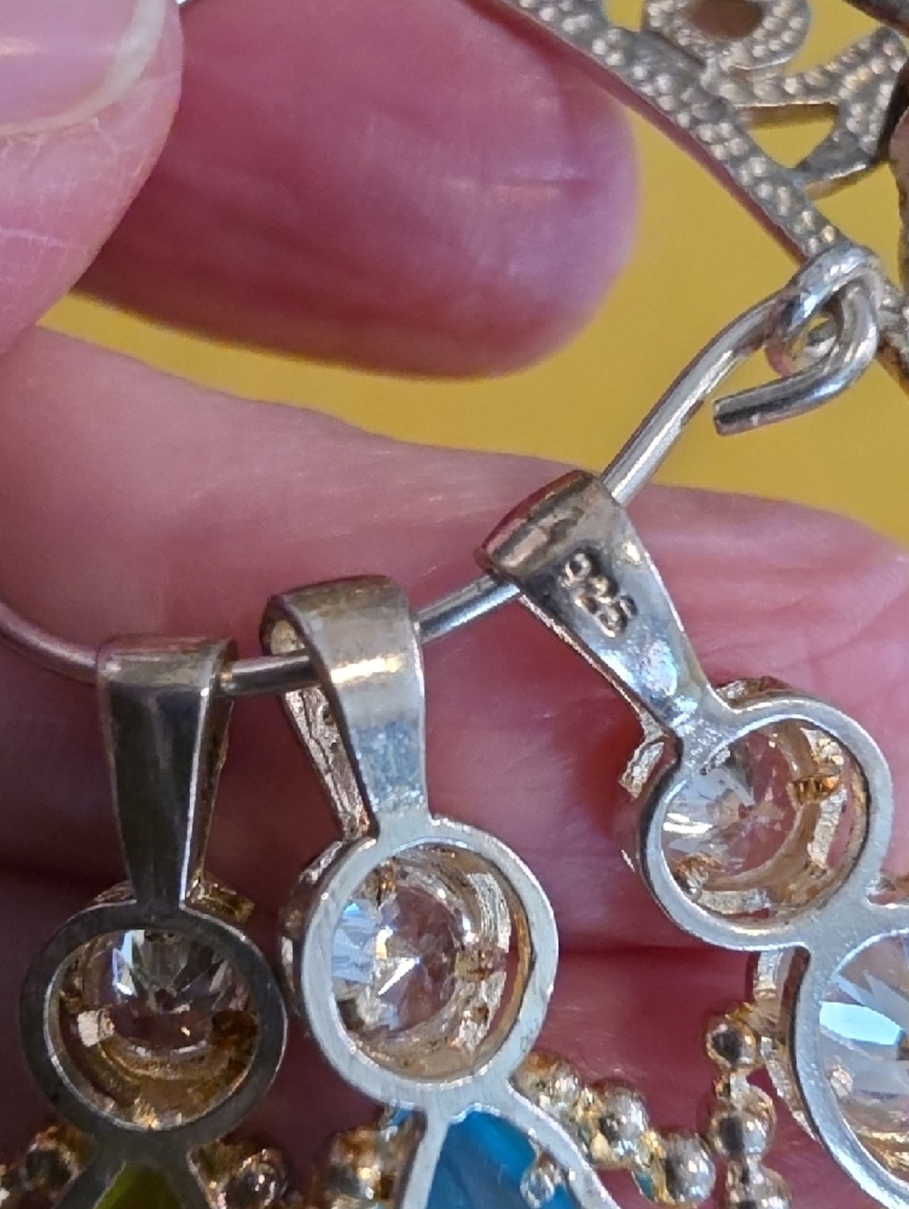 Vintage 925 Silver "Mom" Pin Featuring Three Dangling Charms - All Stamped 925 - Picture 3 of 10